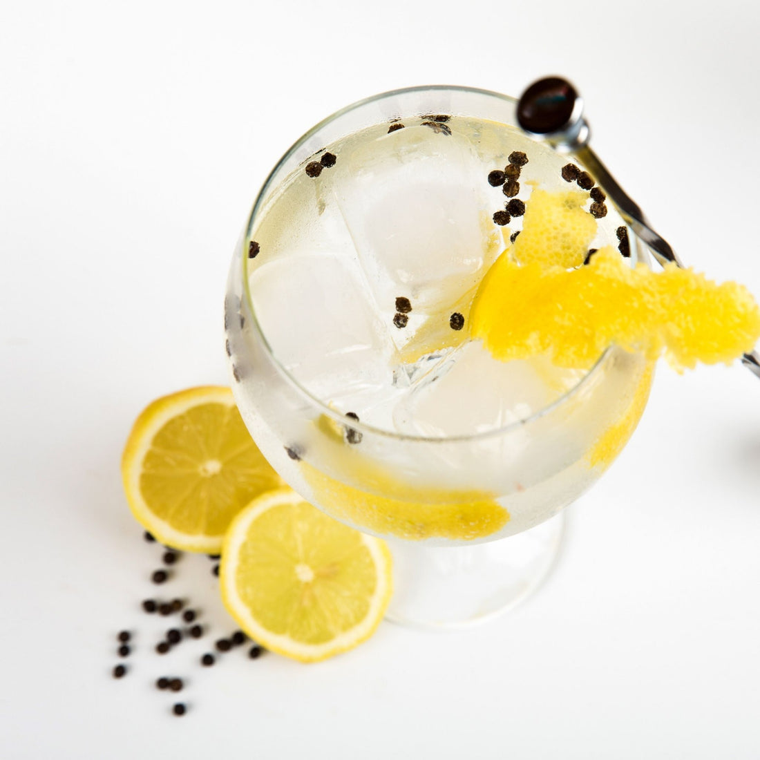 A photo of lemon and vodka mocktail recipe.